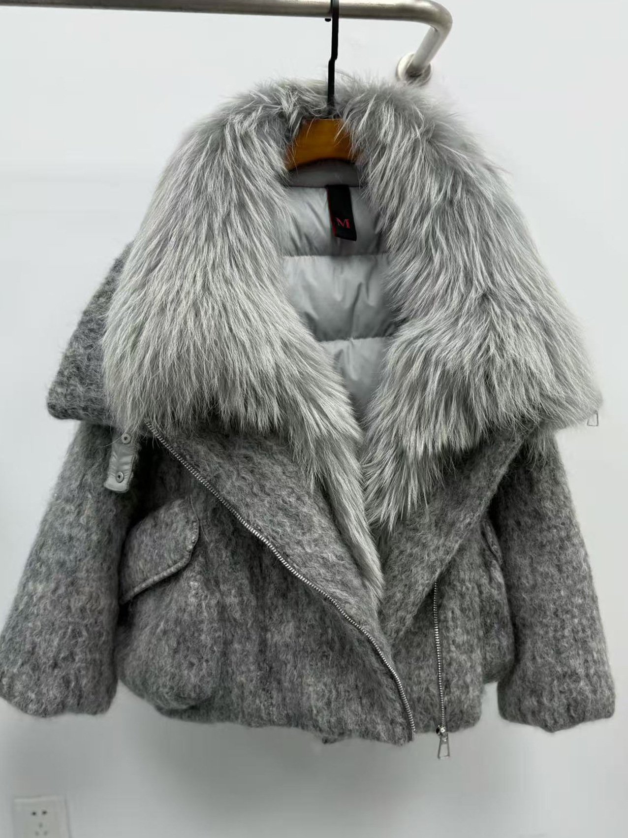 Womens Down Jacket With A Luxurious Cashmere Fur And Raccoon-Fur Collar - Image 3