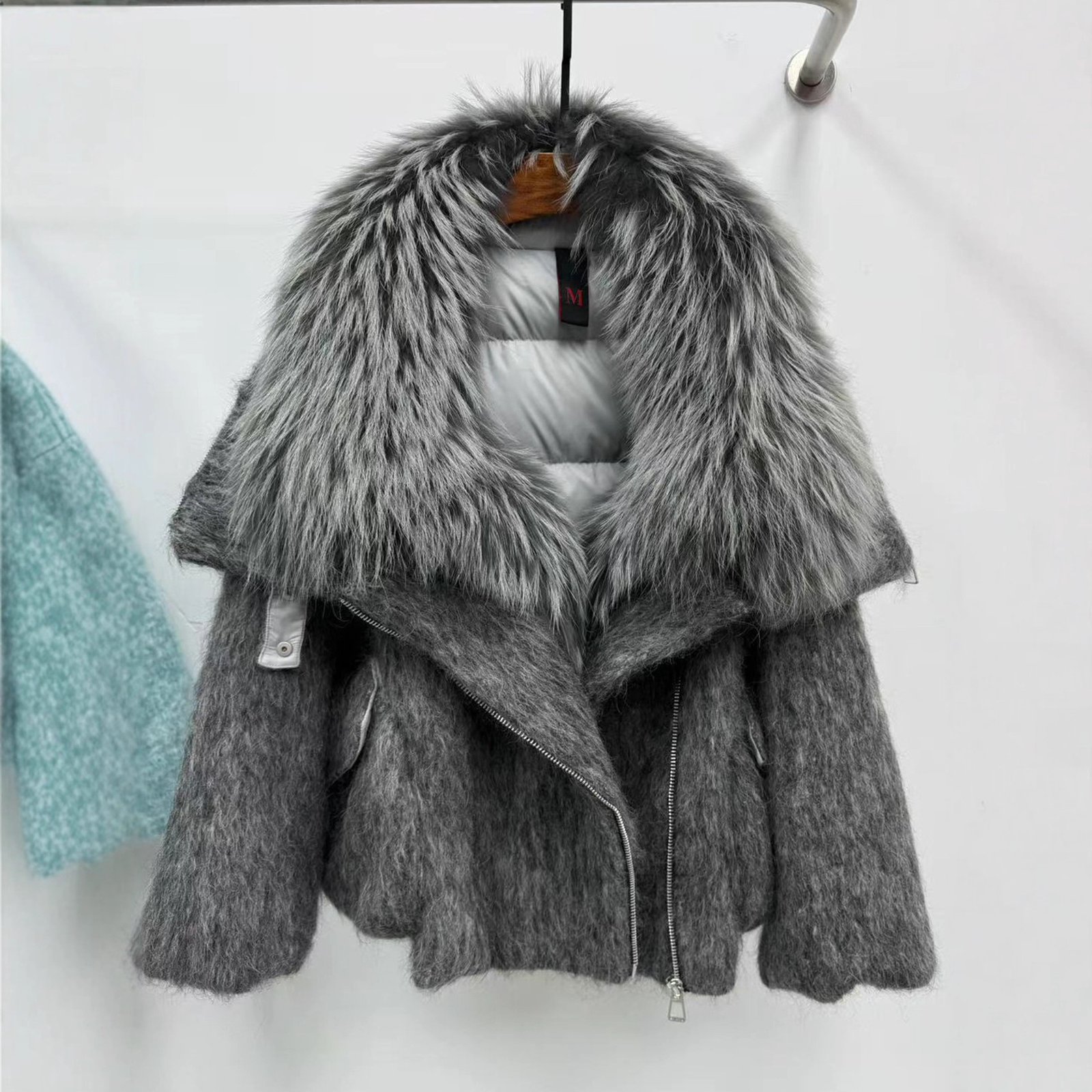 Womens Down Jacket With A Luxurious Cashmere Fur And Raccoon-Fur Collar - Image 10