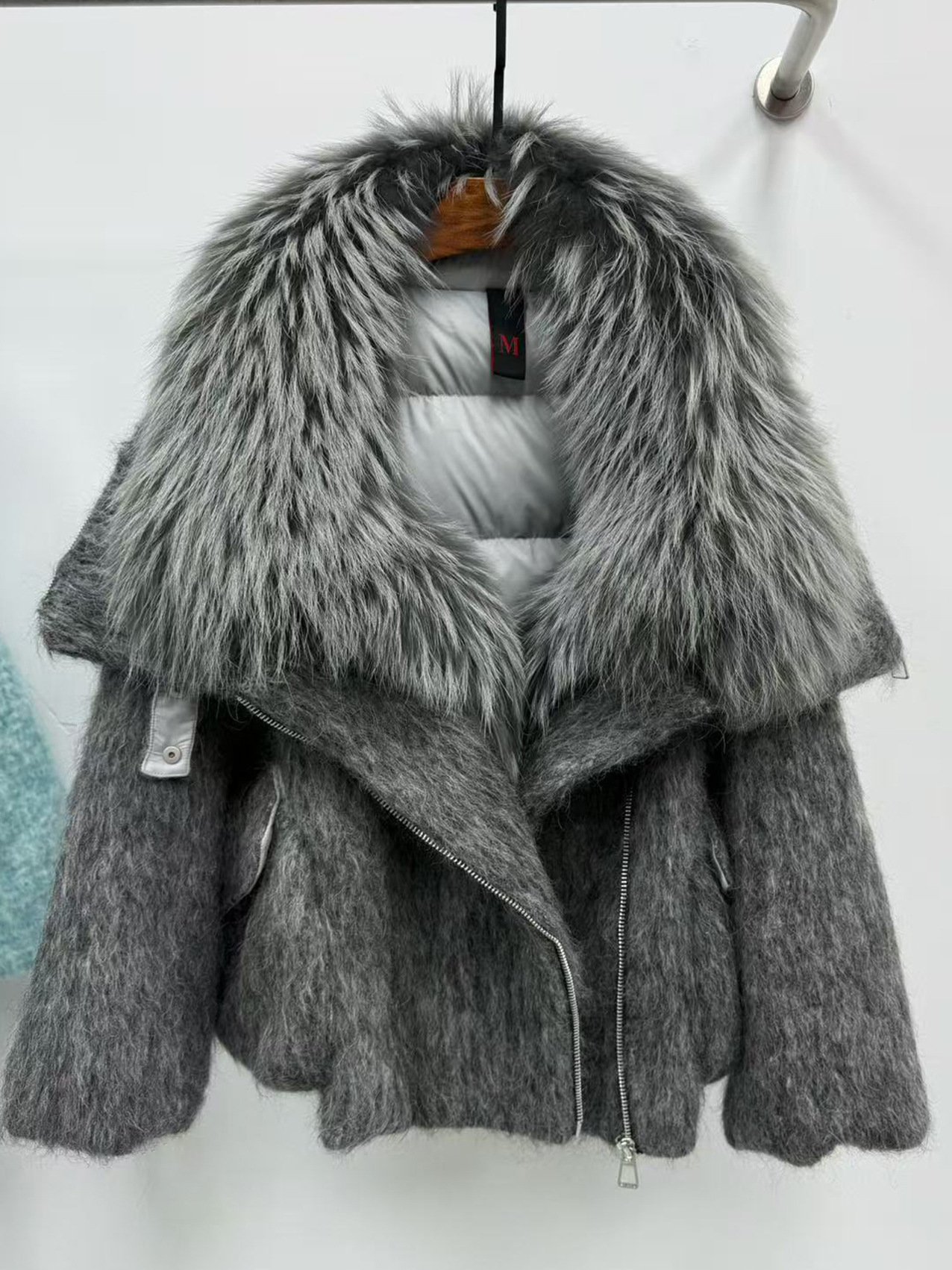 Womens Down Jacket With A Luxurious Cashmere Fur And Raccoon-Fur Collar - Image 6