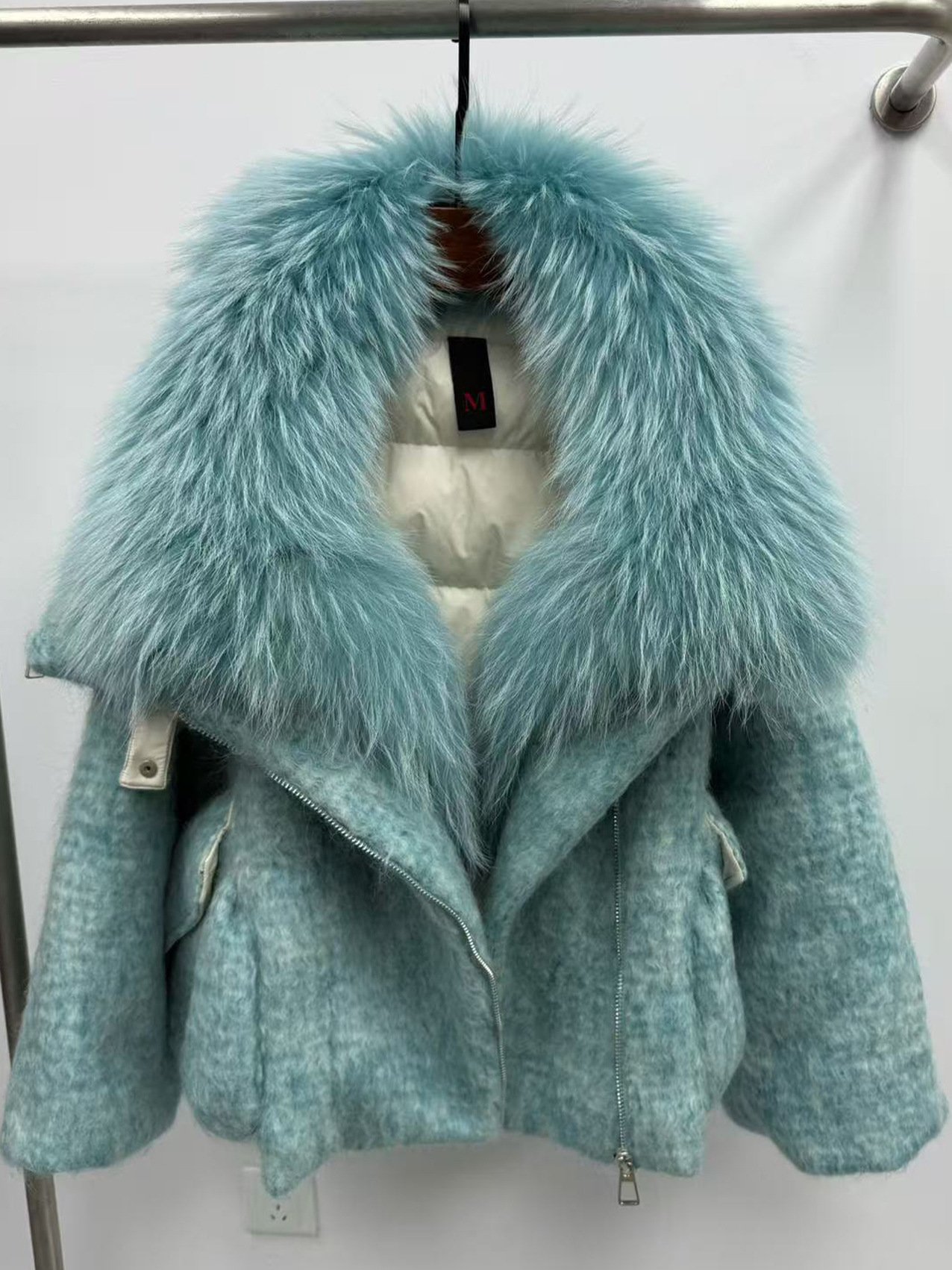 Womens Down Jacket With A Luxurious Cashmere Fur And Raccoon-Fur Collar - Image 9