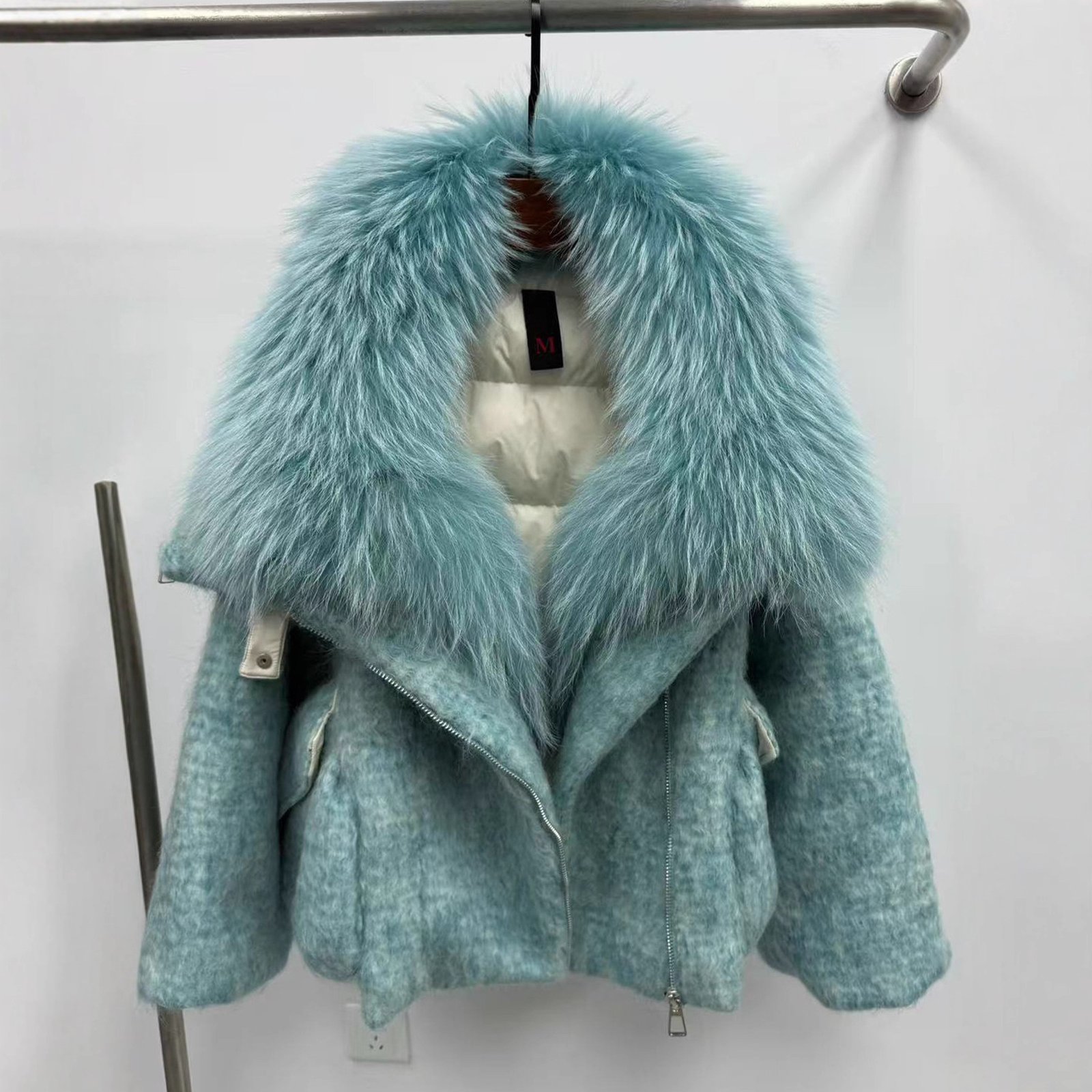 Womens Down Jacket With A Luxurious Cashmere Fur And Raccoon-Fur Collar - Image 8